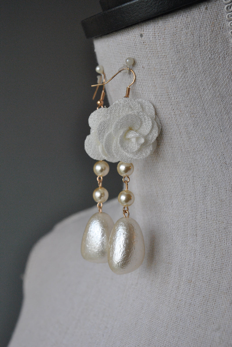 FASHION COLLECTION - WHITE FLOWER AND GLASS PEARL EARRINGS