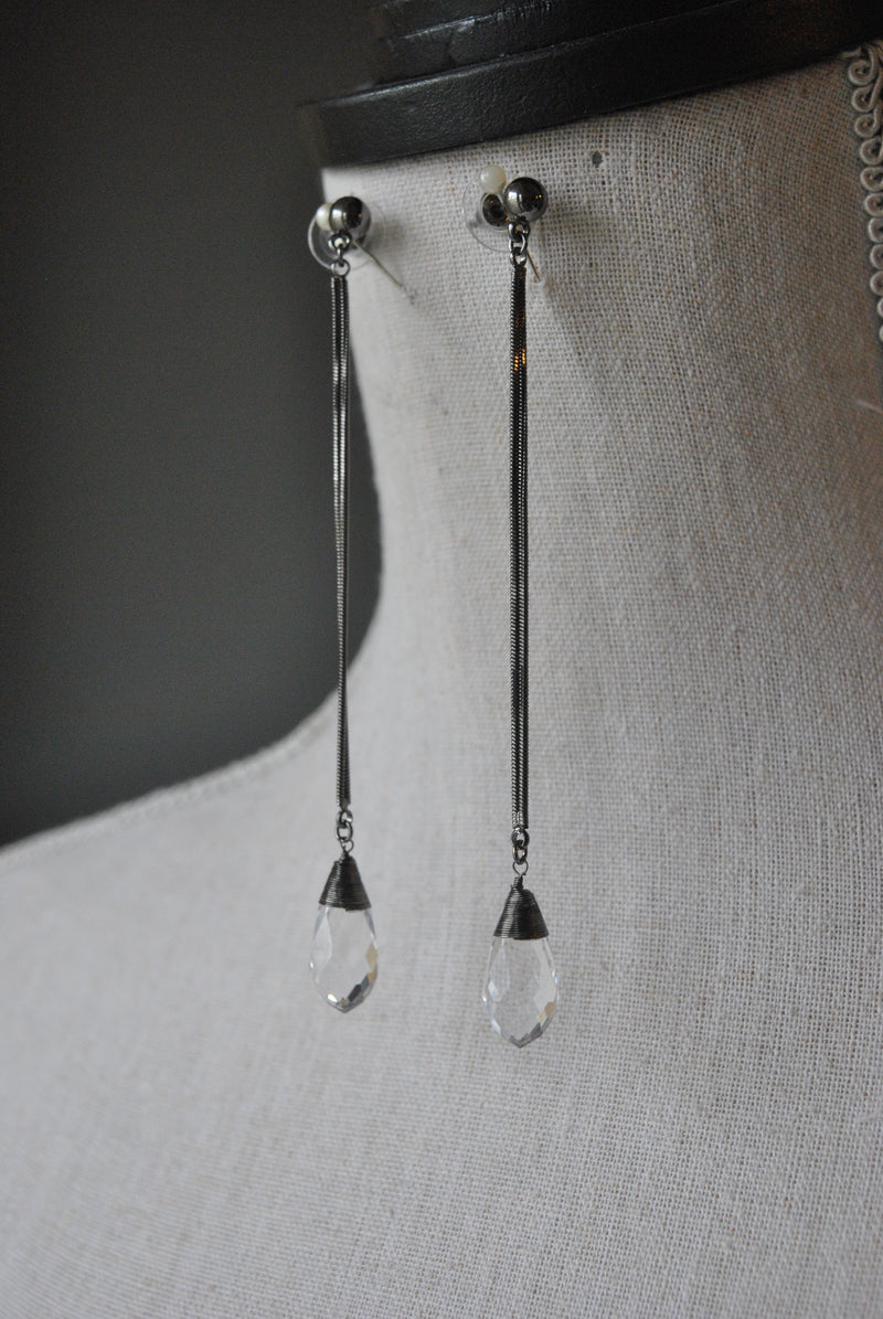FASHION COLLECTION - CRYSTAL CLEAR ON GUNMEATL DROP EARRINGS