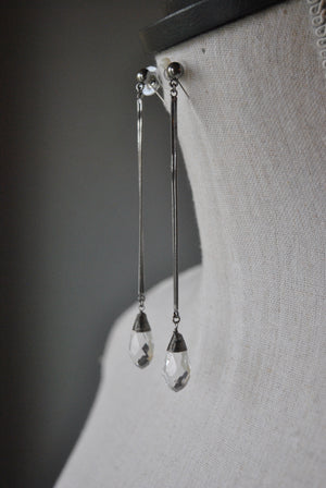 FASHION COLLECTION - CRYSTAL CLEAR ON GUNMEATL DROP EARRINGS