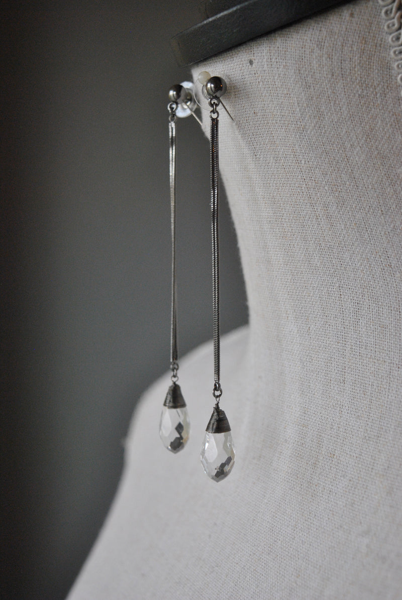 FASHION COLLECTION - CRYSTAL CLEAR ON GUNMEATL DROP EARRINGS
