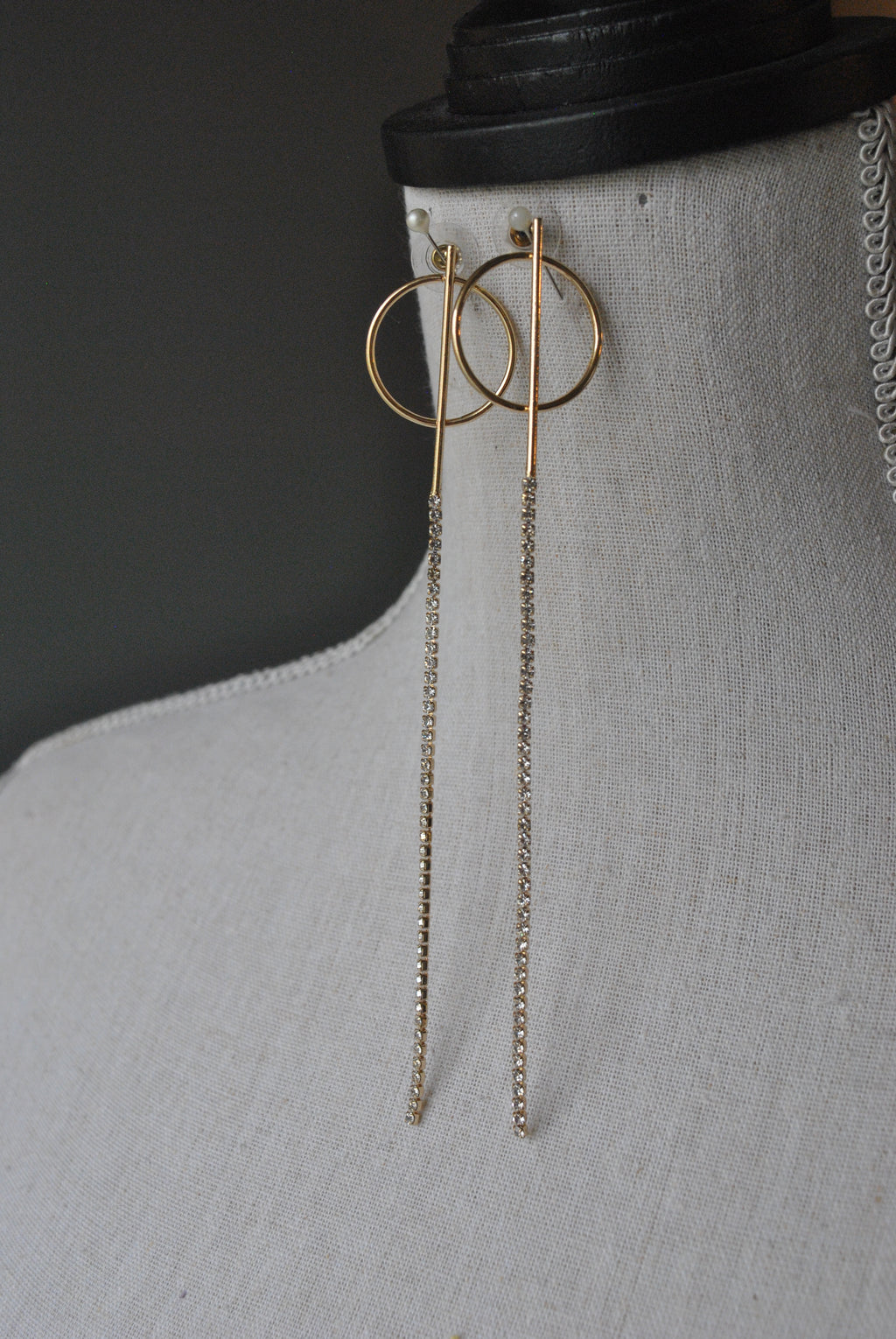 FASHION COLLECTION - GOLD RHINESTONES LONG DELICATE EARRINGS