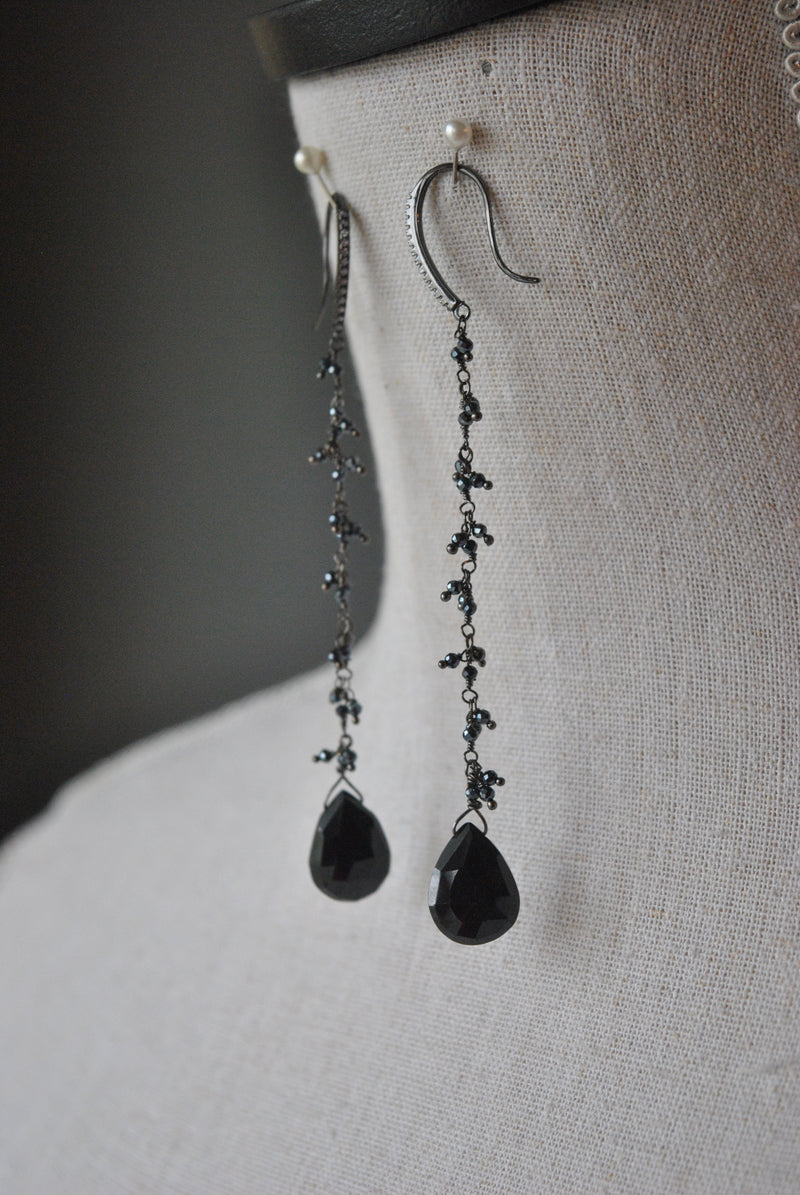 BLACK SPINEL LONG DELICATE EARRINGS