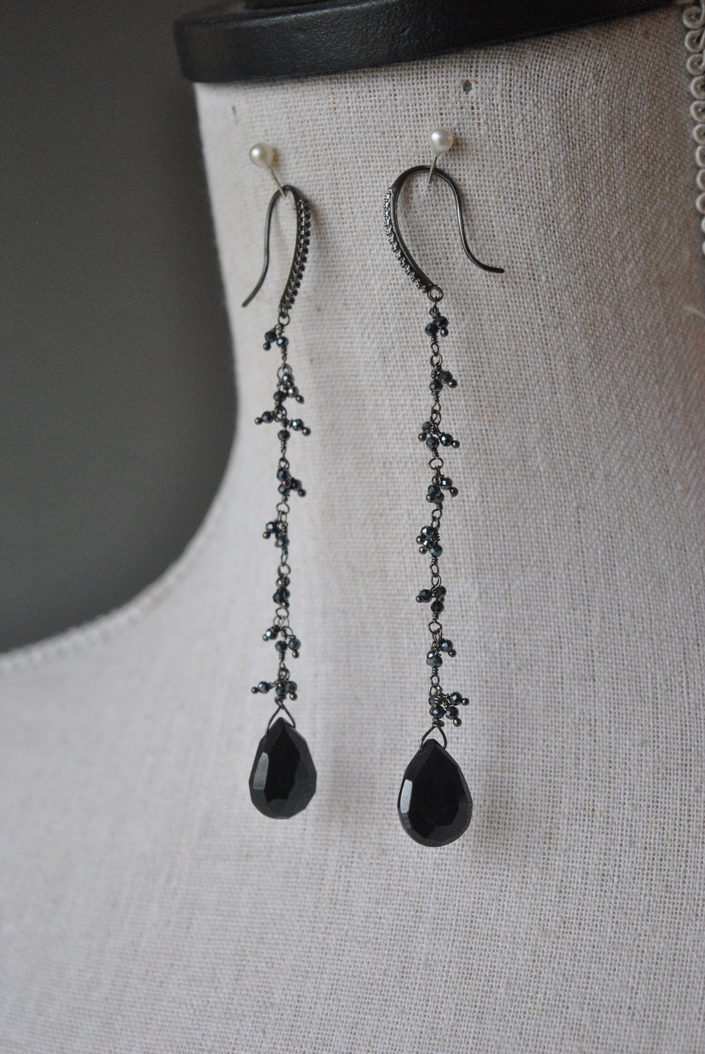 BLACK SPINEL LONG DELICATE EARRINGS