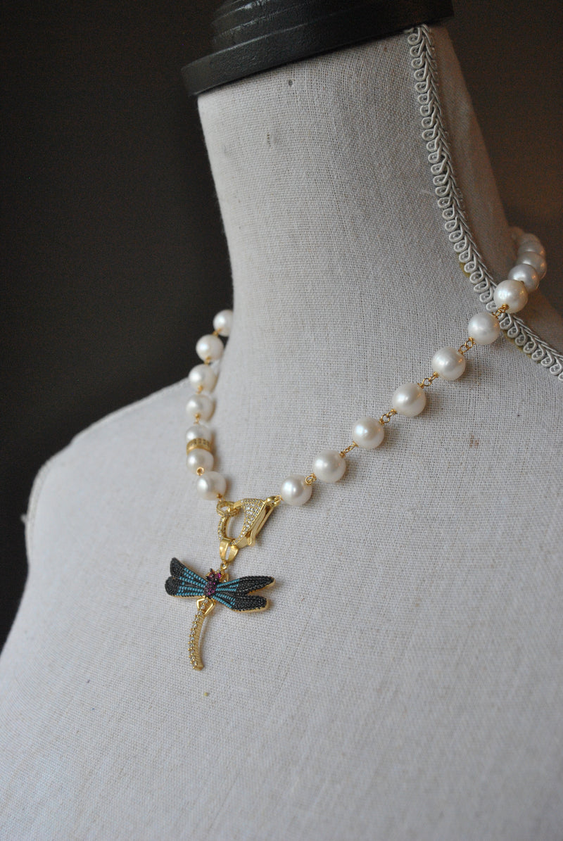 WHITE FRESHWATER PEARLS NECKLACE AND MULTICOLOR GOLD DRAGON FLY PENDANT