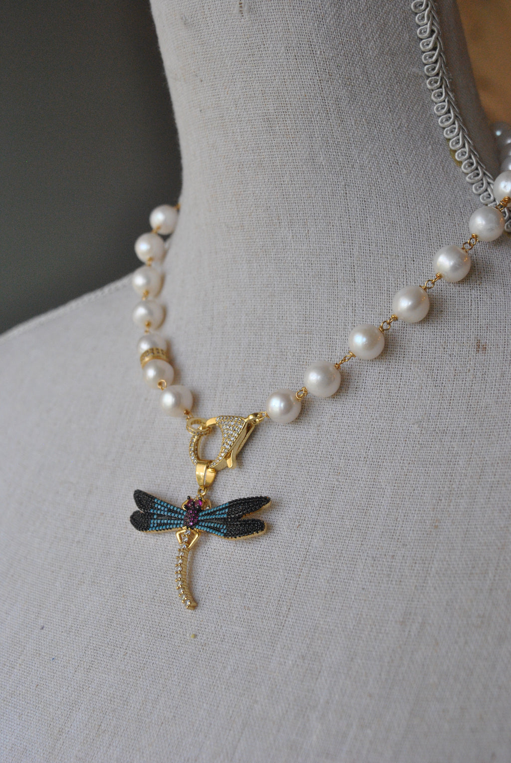 WHITE FRESHWATER PEARLS NECKLACE AND MULTICOLOR GOLD DRAGON FLY PENDANT