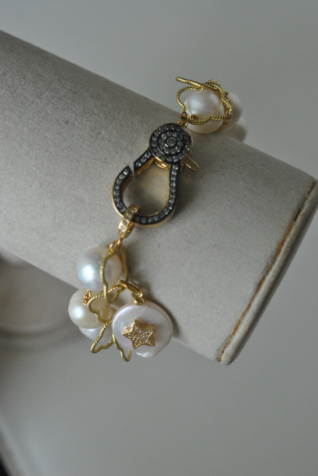WHITE FRESHWATER PEARLS ON GOLD DOUBLE BRACELET