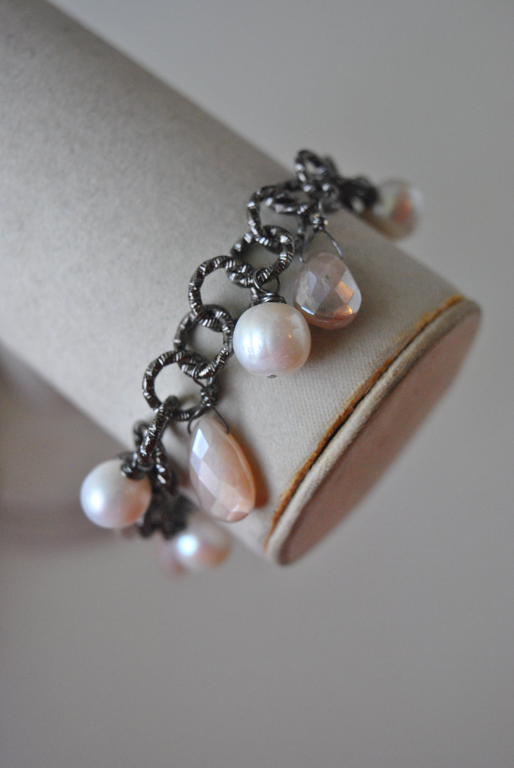 PEACH MOONTONE AND WHITE FRESHWATER PEARLS CHARM BRACELET