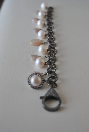PEACH MOONTONE AND WHITE FRESHWATER PEARLS CHARM BRACELET