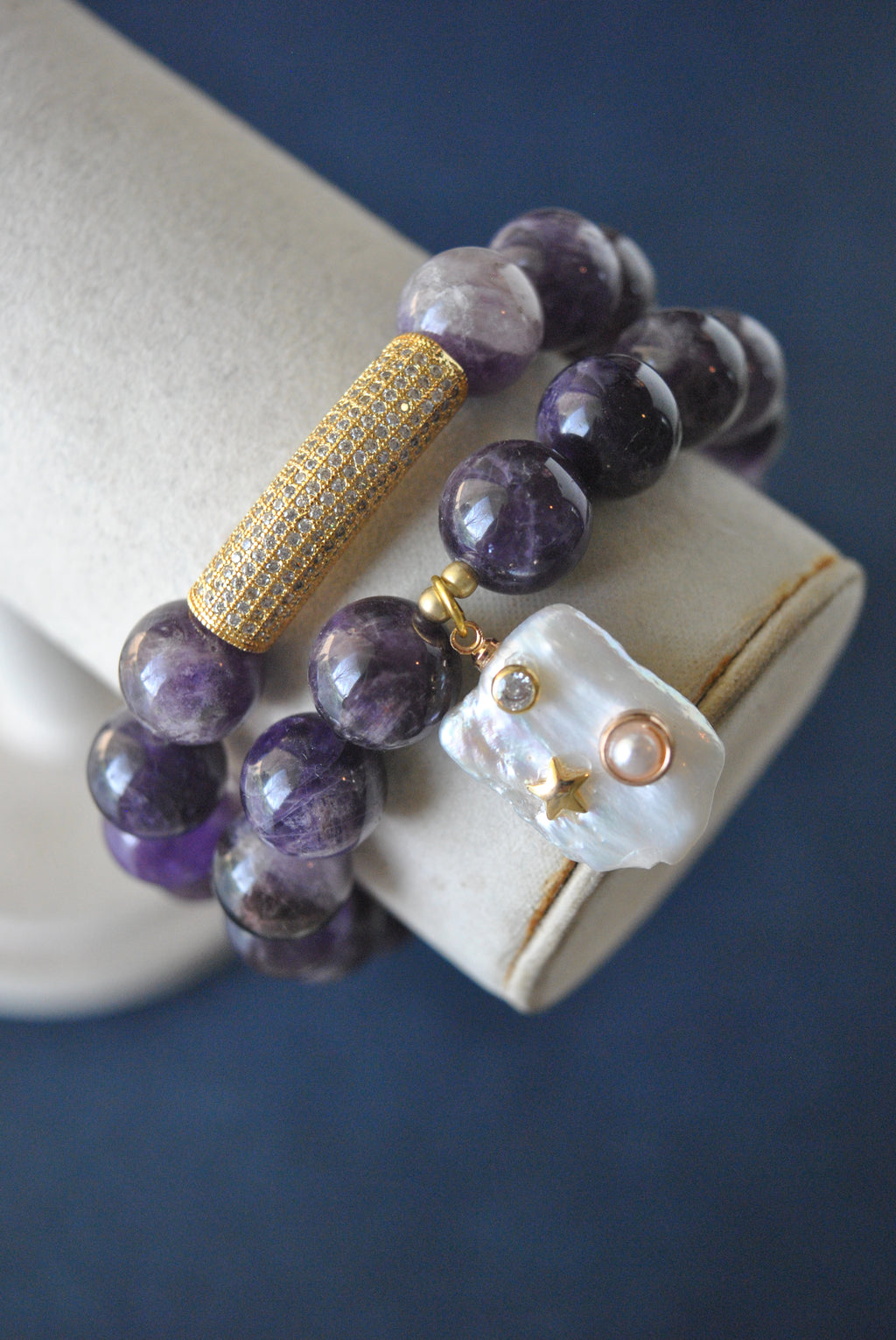 AMETHYST ON GOLD AND PEARL CHARM STRECHY BRACELETS SET