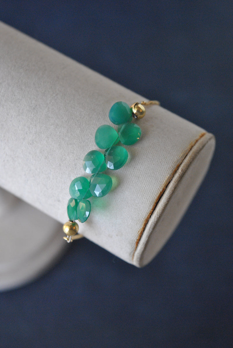 GREEN ONYX TEARDROP ADJUSTABLE BRACELET ON GOLD