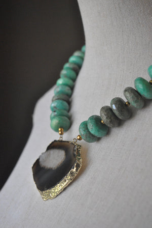 CHRYSOPRASE AND BLACK AGATE FREEFORM PENDANT STATEMENT NECKLACE