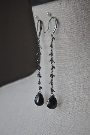 BLACK SPINEL LONG DROP EARRINGS