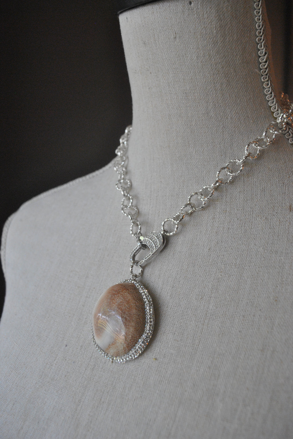 GOLDEN SHELL AND SWAROVSKI CRYSTALS NECKLACE