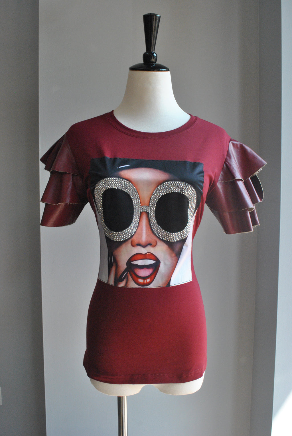 BURGUNDY GRAPHIC T-SHIRT WITH FAUX LEATHER SLEEVES