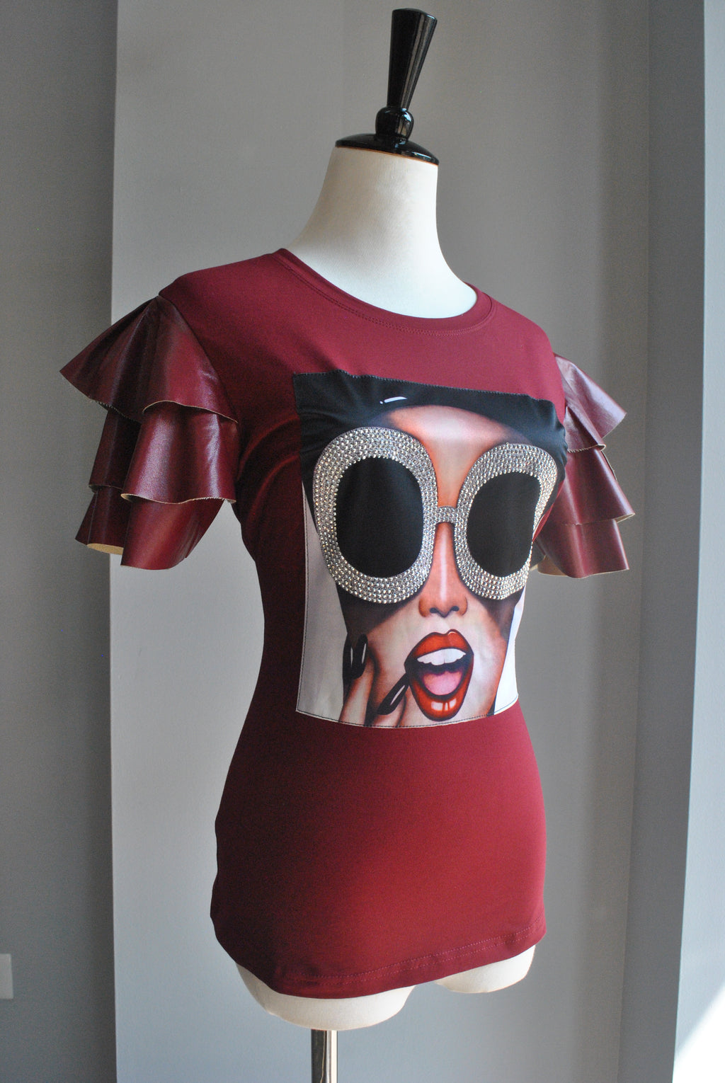 BURGUNDY GRAPHIC T-SHIRT WITH FAUX LEATHER SLEEVES