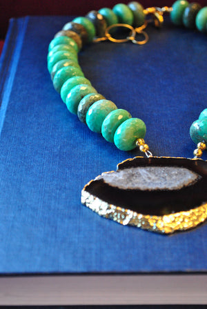CHRYSOPRASE AND BLACK AGATE FREEFORM PENDANT STATEMENT NECKLACE