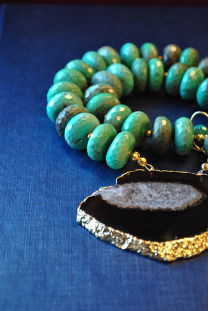 CHRYSOPRASE AND BLACK AGATE FREEFORM PENDANT STATEMENT NECKLACE